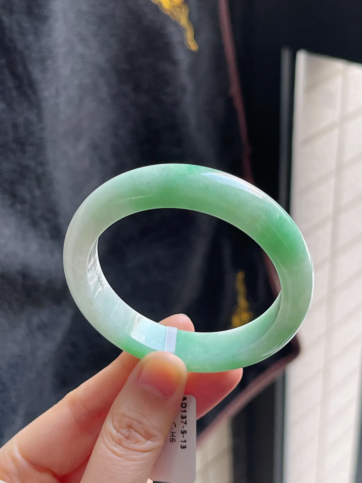 正圈51.5圈口，翡翠糯化种淡绿色手镯