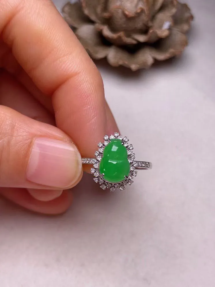 冰种阳绿葫芦戒指、真金真钻镶嵌，种水好，玉质细腻 .裸石尺寸 9.0*6.3
