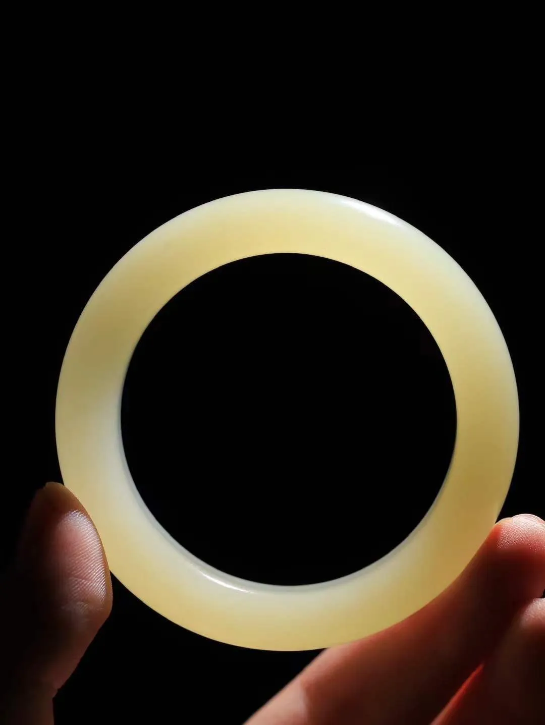 【婉约佳人.镯】

精品和田玉蜂蜜水手镯，玉质细腻，触感温润，佩戴它，感受玉石的温度与自然的灵性，让每一天都充满诗意与美好。重55.5克  尺寸51.5-12-9.5mm  111252133T