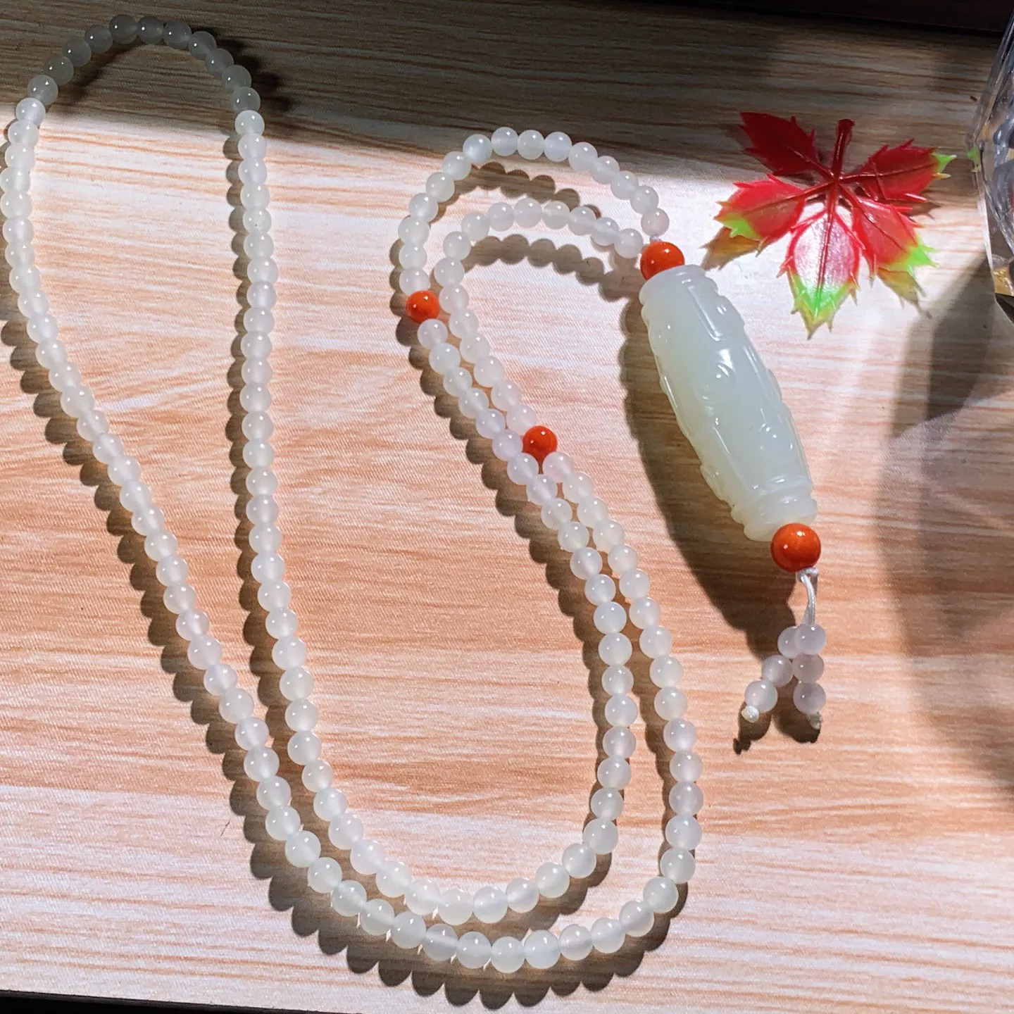 新疆和田玉羊脂白九眼天珠挂件。尺寸38/14重27克。玉质细腻油润。手推出油。佩戴高端典雅。lt251222