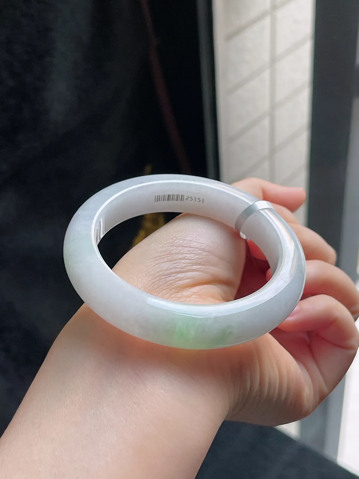 正圈55.6圈口，翡翠糯化种飘绿手镯