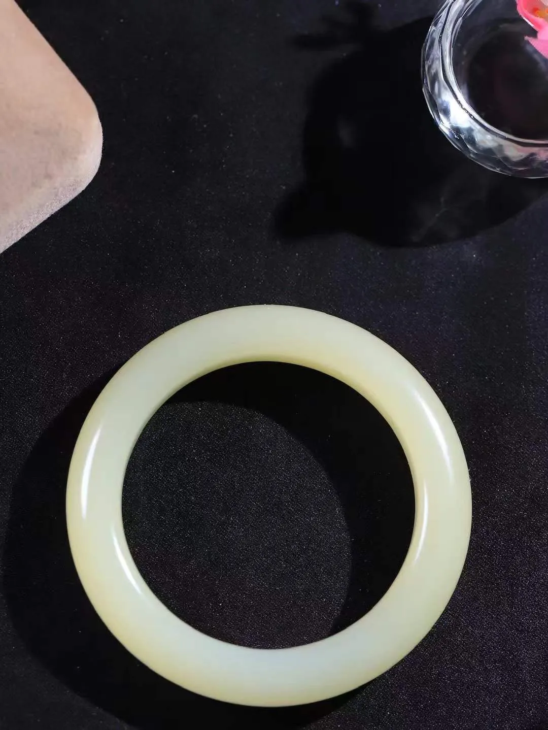 【婉约佳人.镯】

精品和田玉蜂蜜水手镯，玉质细腻，触感温润，佩戴它，感受玉石的温度与自然的灵性，让每一天都充满诗意与美好。重55.5克  尺寸51.5-12-9.5mm  111252133T