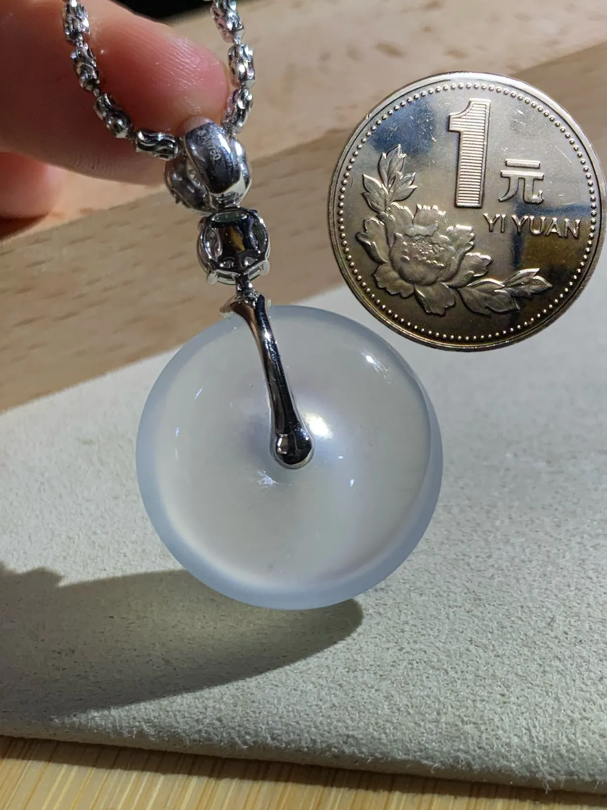 白冰平安扣子，40-裸石24-6mm，
18K金，南非钻，翡翠绿蛋面，9.02g，
不配链