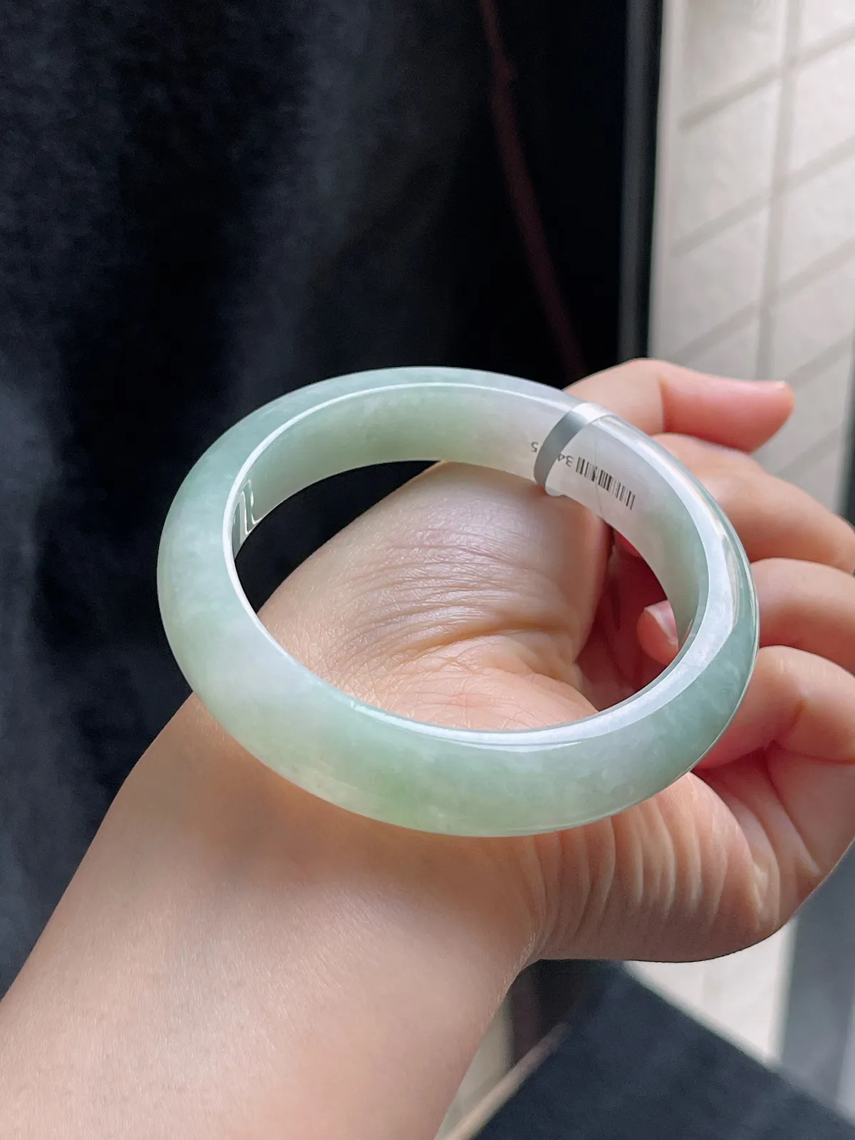 正圈57.5圈口，翡翠糯化种浅绿色手镯