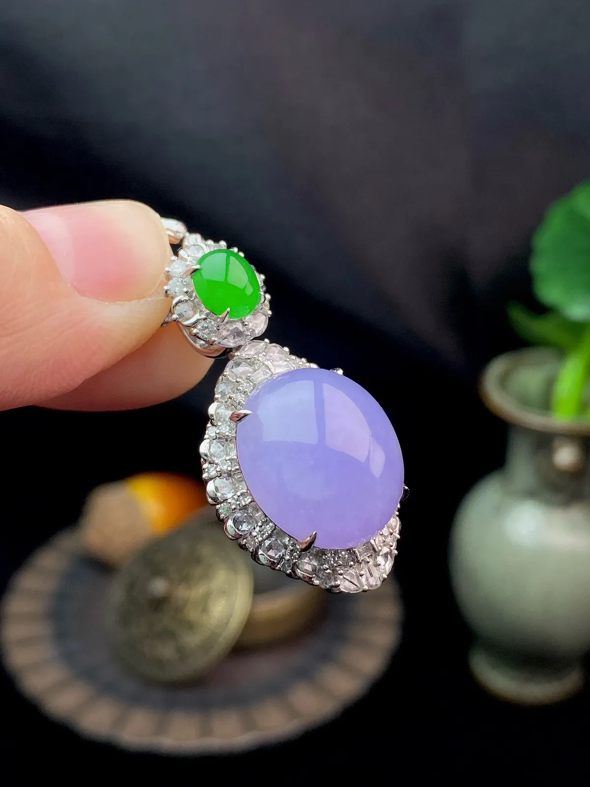 【冰种紫蛋面吊坠】质地细腻，饱满度很好，晶莹剔透，18k金钻镶嵌，裸石尺寸15.3*14.1*6.4毫米