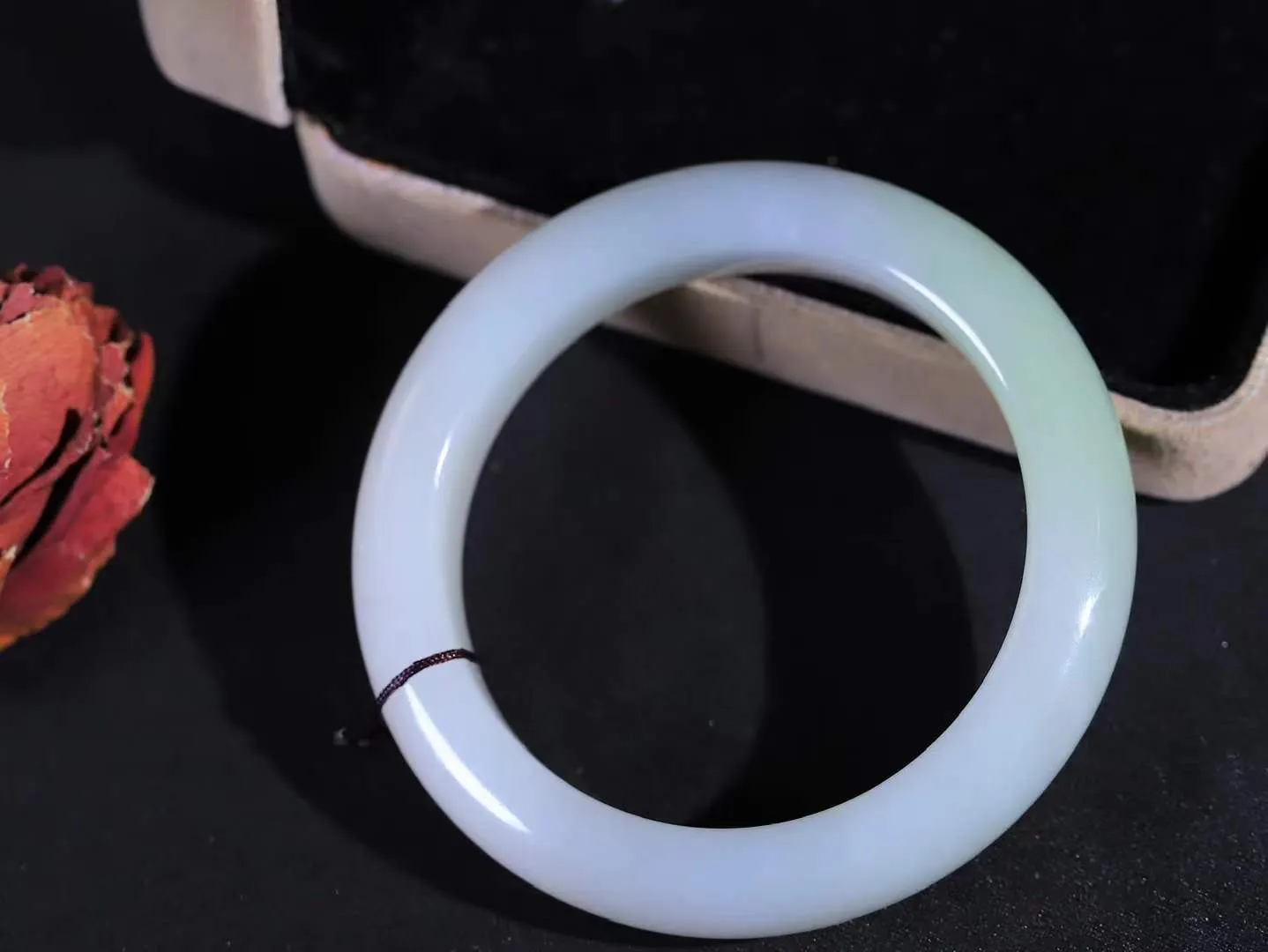 【婉约佳人.手镯】

精品和田玉三色手镯 玉质温润细腻 油性十足 手感舒适，高华雅逸，线条流畅，简约大气，美自天成，素雅高贵。佩戴于腕间，婉约之美，举手投足间透出那份低调奢华。重63.8克 内径55.5mm  尺寸12.7-9.7mm   FDA-781202133