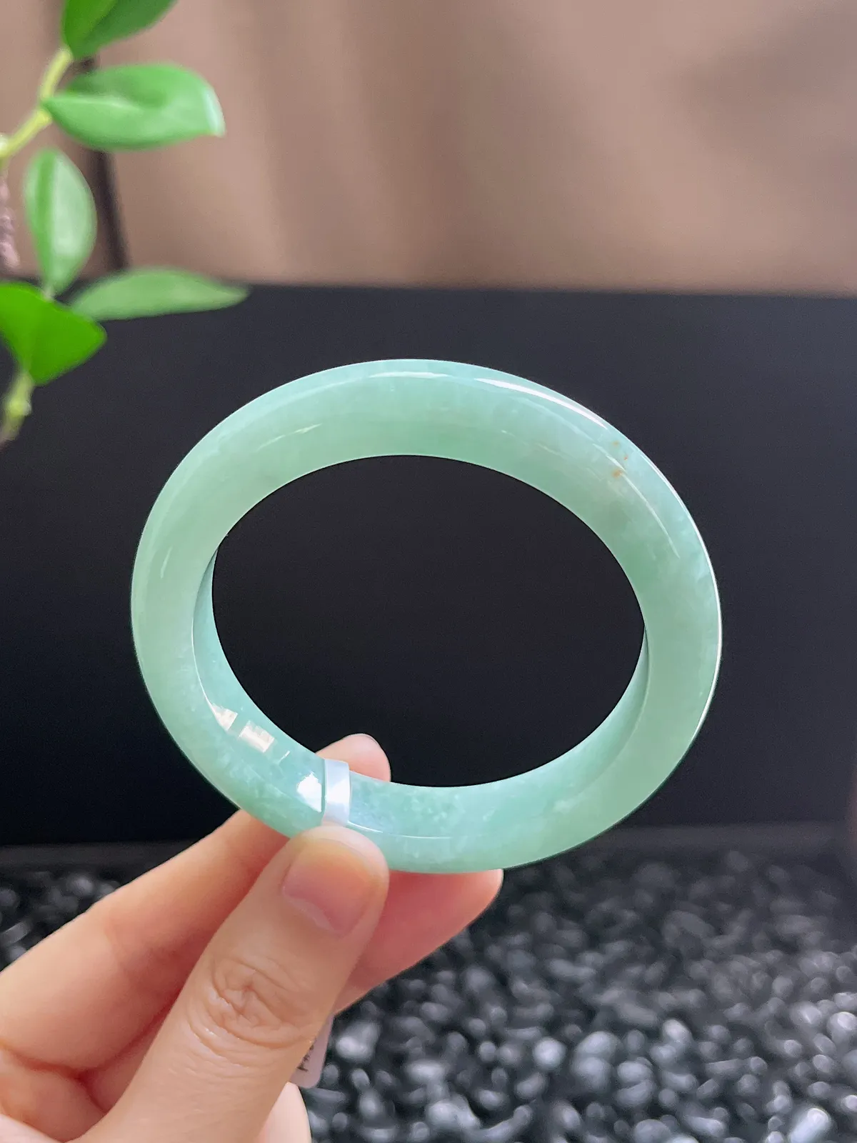 正圈53.6圈口，翡翠糯化种淡绿色手镯