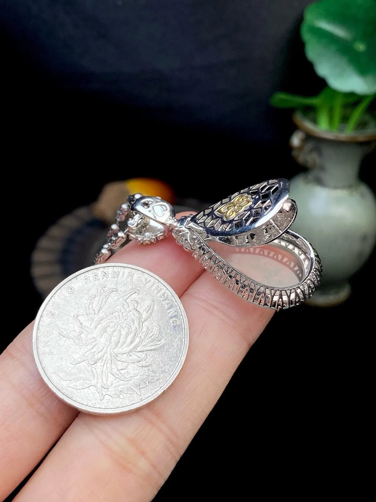 【冰种飘花水滴吊坠】质地细腻，冰润透亮，光泽出众，18k金钻镶嵌，裸石尺寸22.4*14*2.6毫米