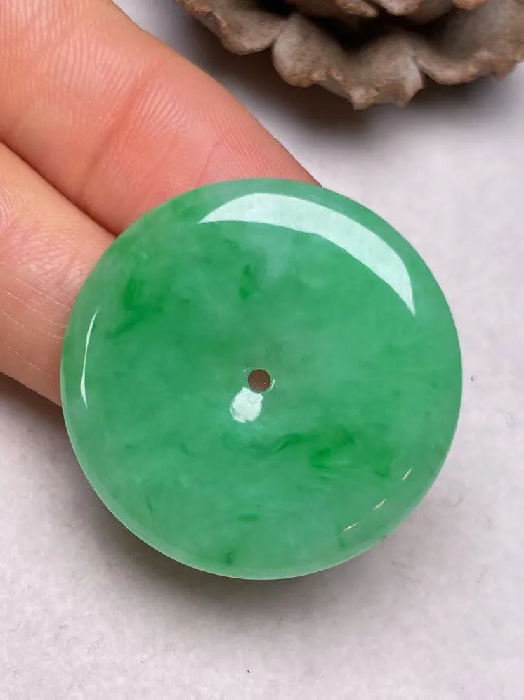 冰糯种飘绿【平安扣】吊坠，种水好、玉质细腻 ，卖相好.