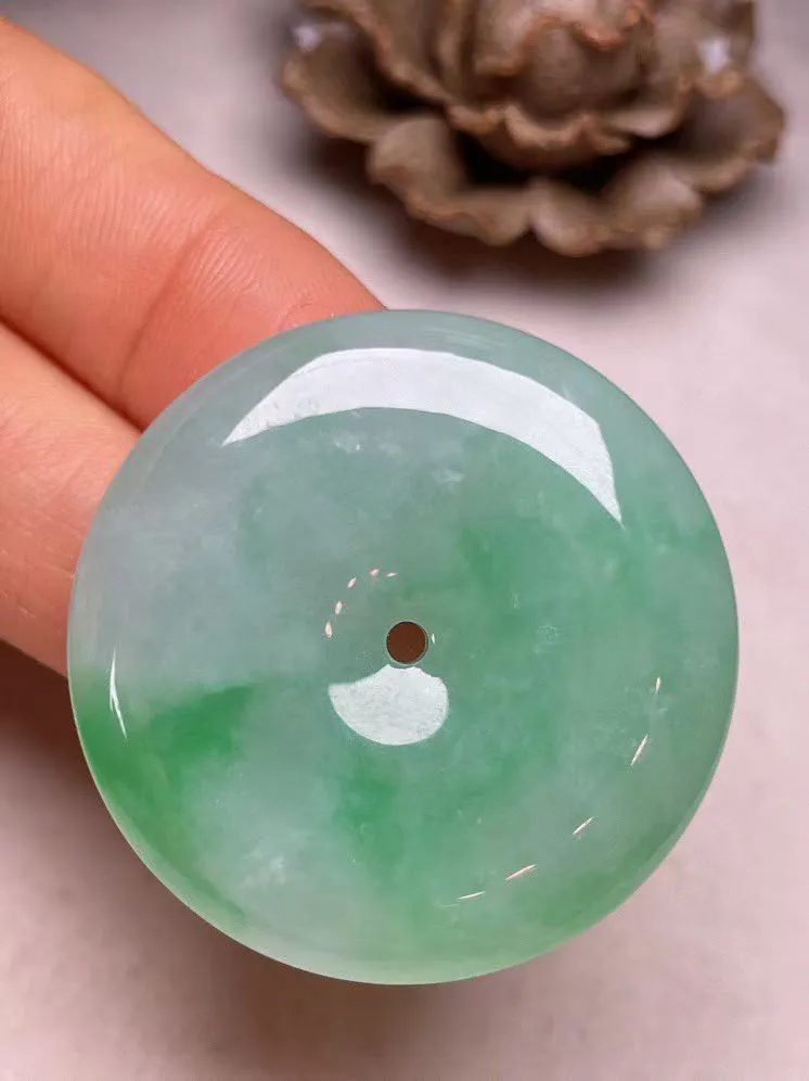 冰糯种飘绿【平安扣】吊坠，种水好，玉质细腻 ，卖相好.