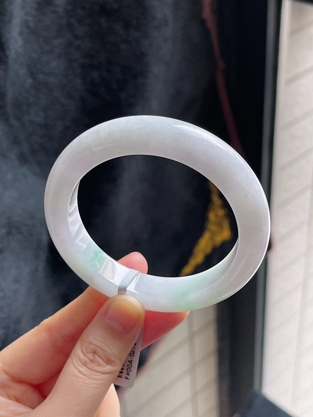 正圈55.6圈口，翡翠糯化种飘绿手镯