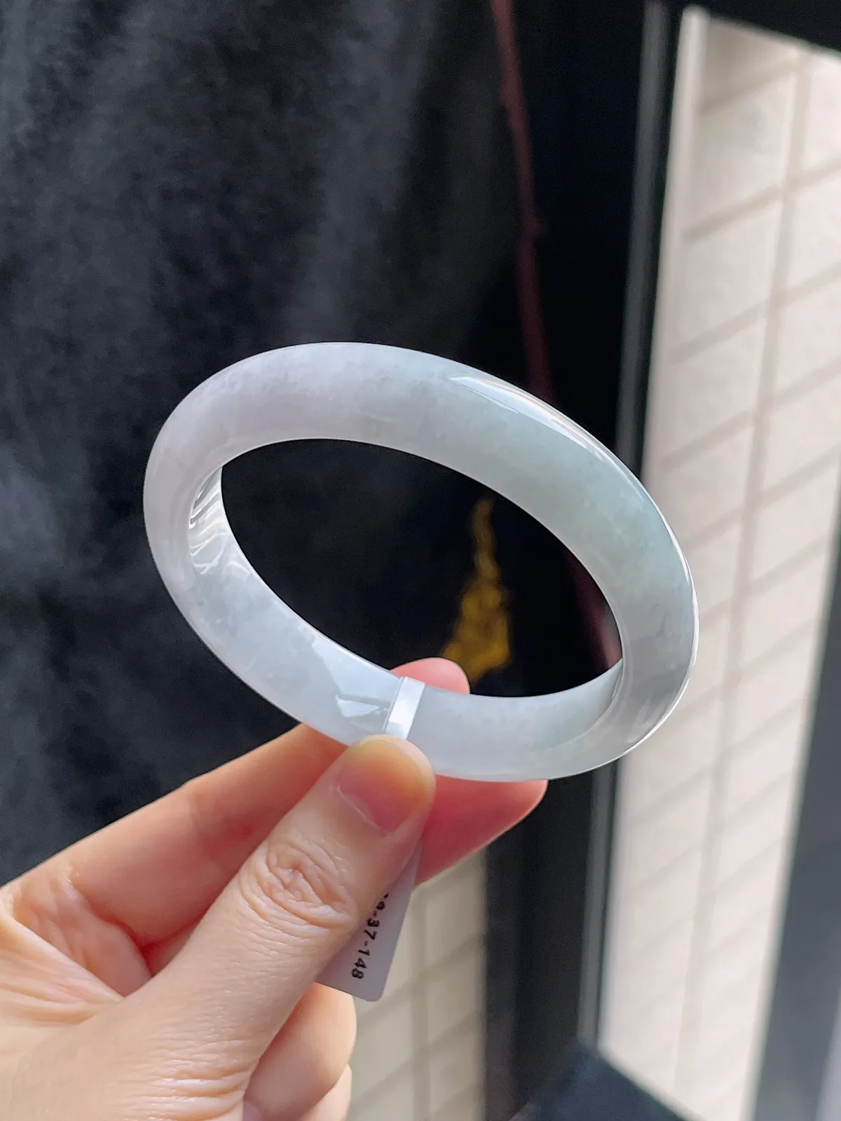 正圈57.9圈口，翡翠糯化种淡绿色手镯