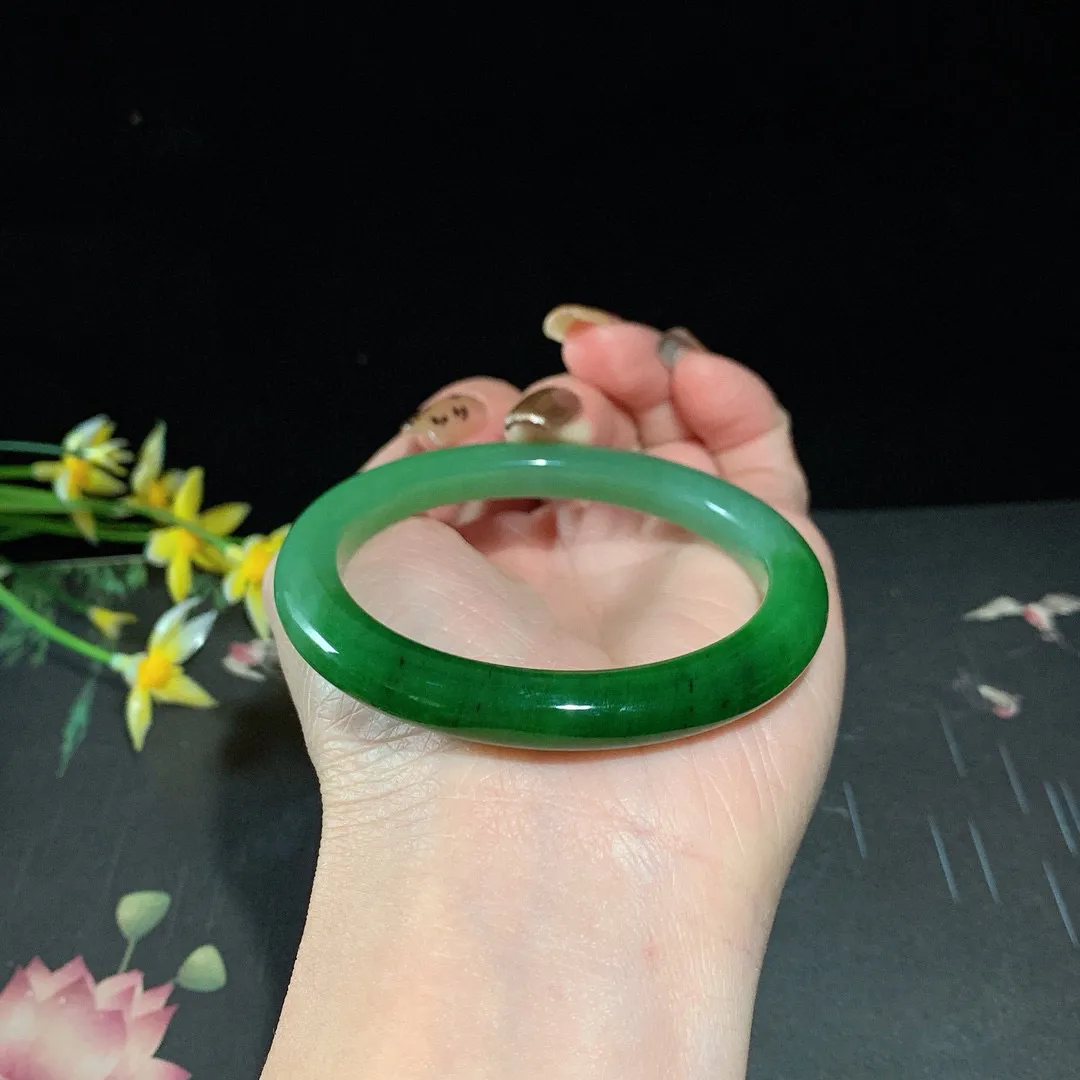 和田玉54.5圈口阳绿色碧玉手镯！玉质细腻油润 底色纯净 无裂无棉 脂粉好，品质高