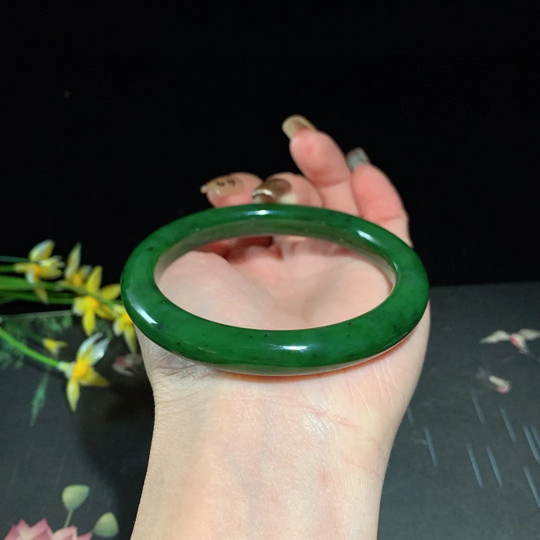 和田玉58.5圈口菠菜绿碧玉手镯！玉质细腻油润 底色纯净 无裂无棉 脂粉好，品质高