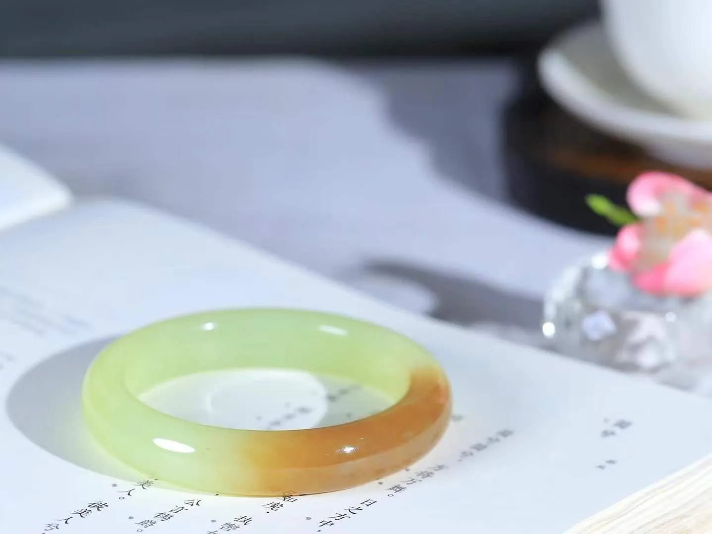 【婉约佳人.手镯】

精品和田玉黄口带糖手镯 玉质温润细腻 油性十足 手感舒适，高华雅逸，线条流畅，