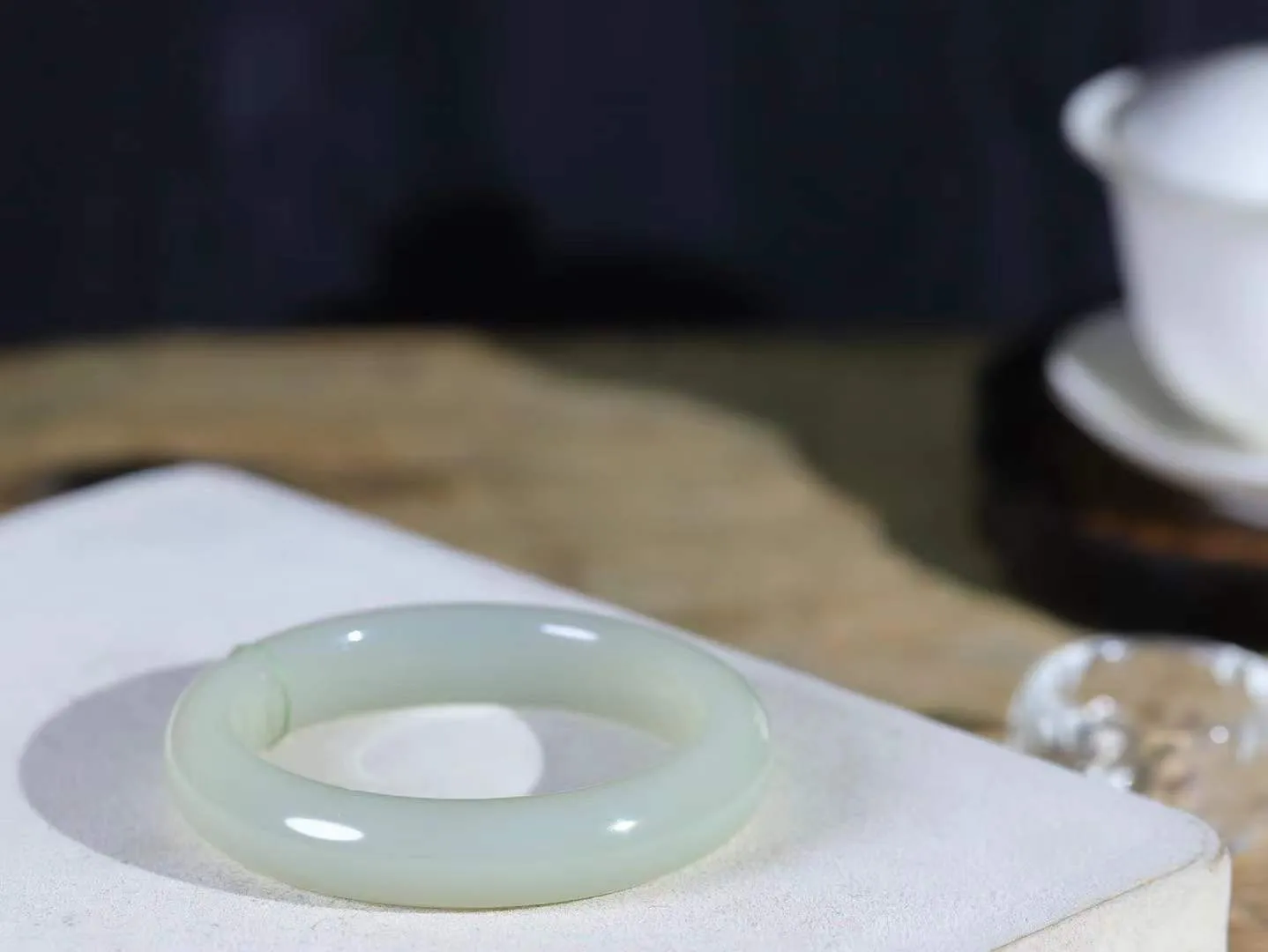 【花样年华·手镯】

精品和田玉手镯，质地油润细腻，色泽高贵典雅，镯型古朴典雅。在诗情画意的雨巷相