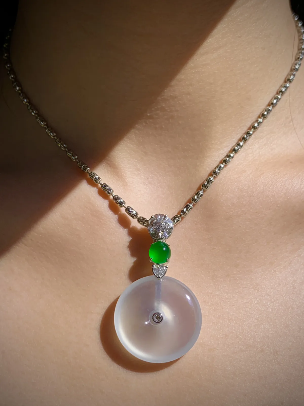 白冰平安扣子，40-裸石24-6mm，
18K金，南非钻，翡翠绿蛋面，9.02g，
不配链