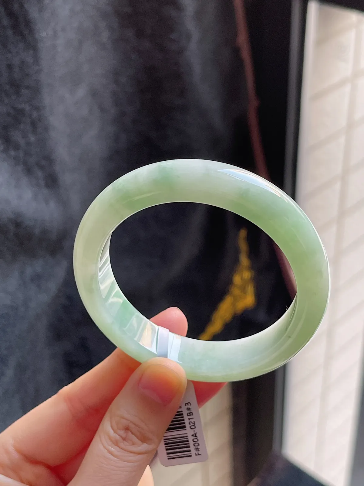 正圈54圈口，翡翠糯化种淡绿色手镯