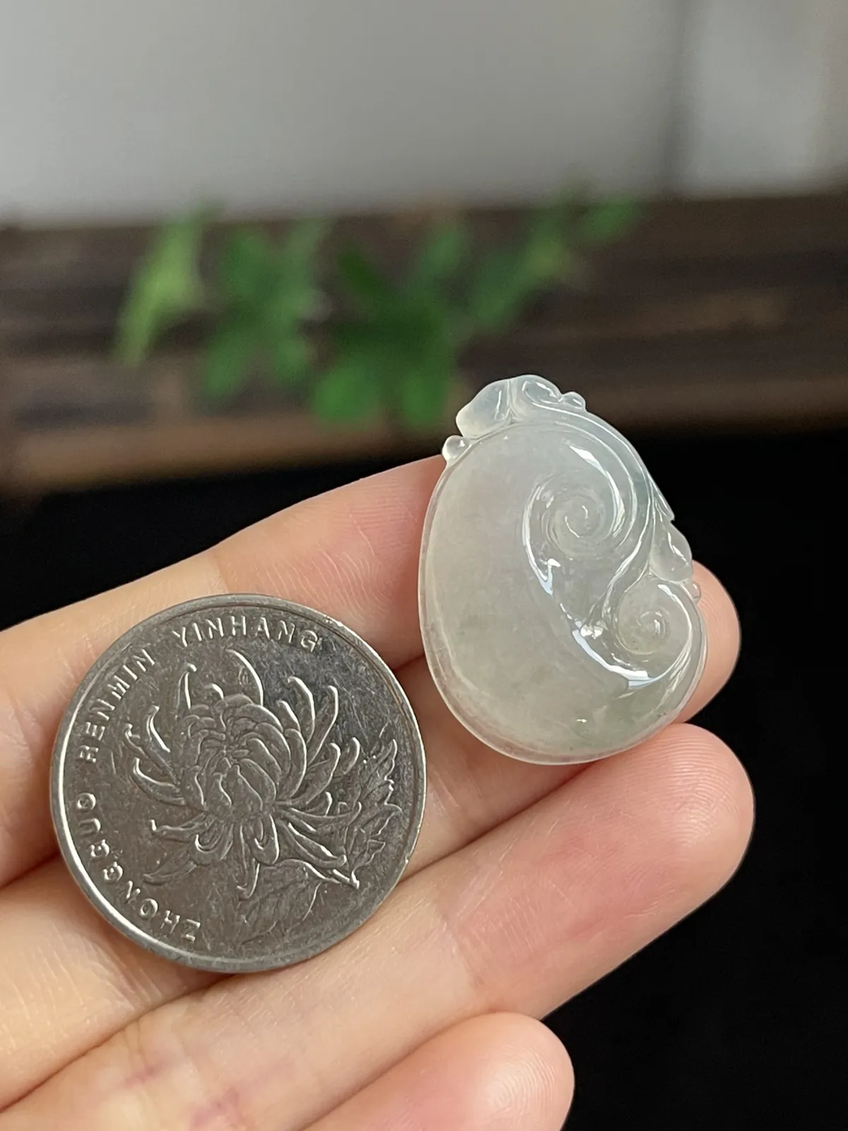 翡翠冰糯种淡绿色如意