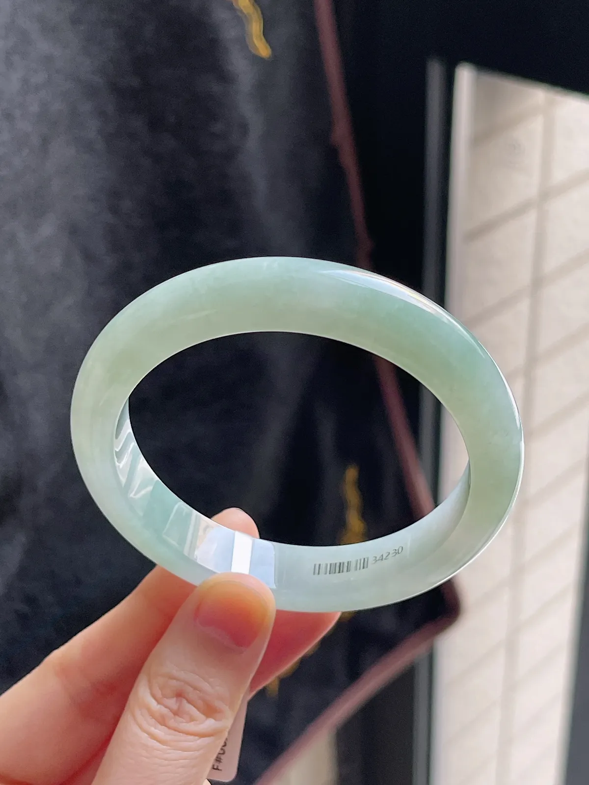 正圈56.7圈口，翡翠冰糯种淡绿色手镯