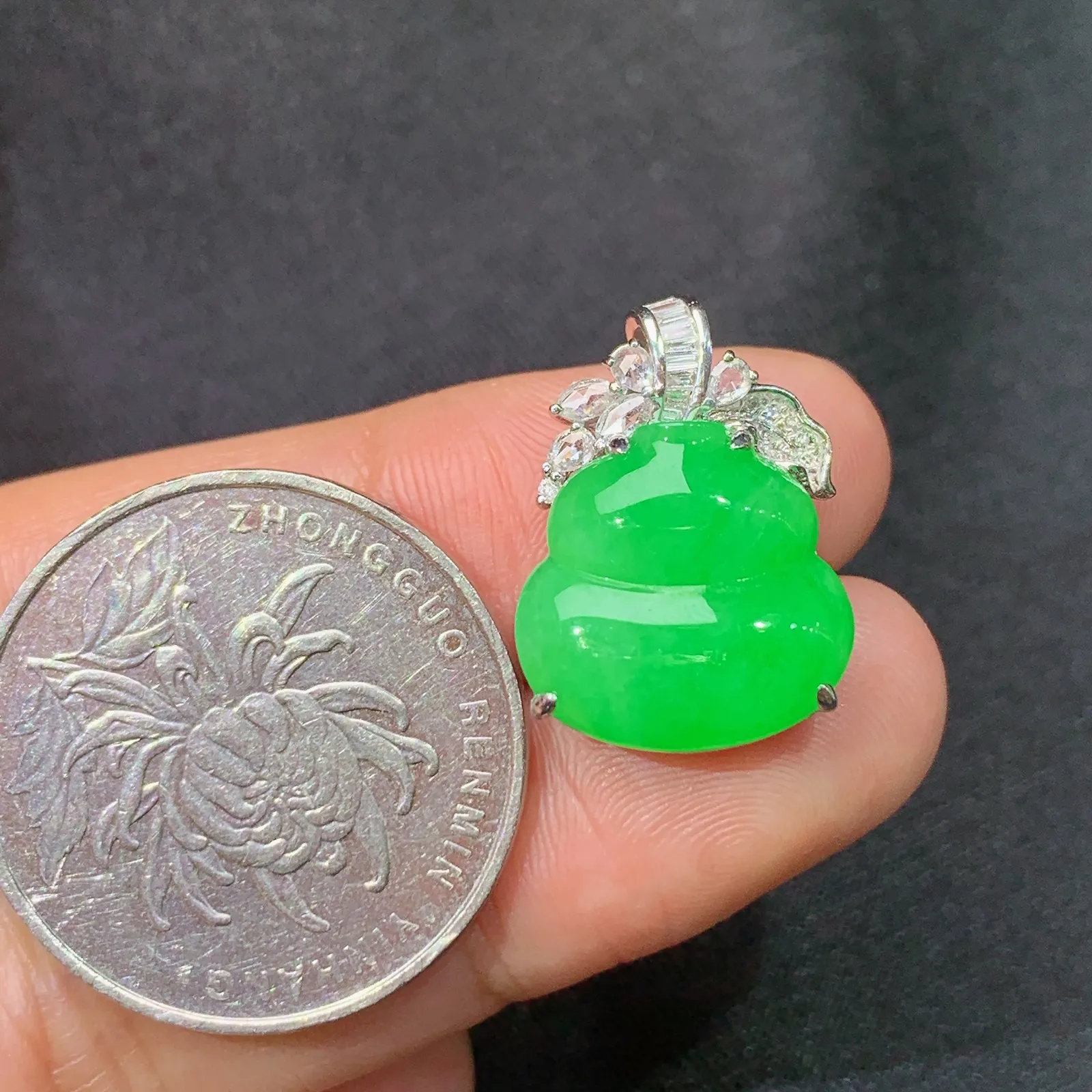 阳绿葫芦吊坠，18k金镶嵌，色泽鲜阳，冰润细腻，种水足 尺寸19.8*13.9*6.6