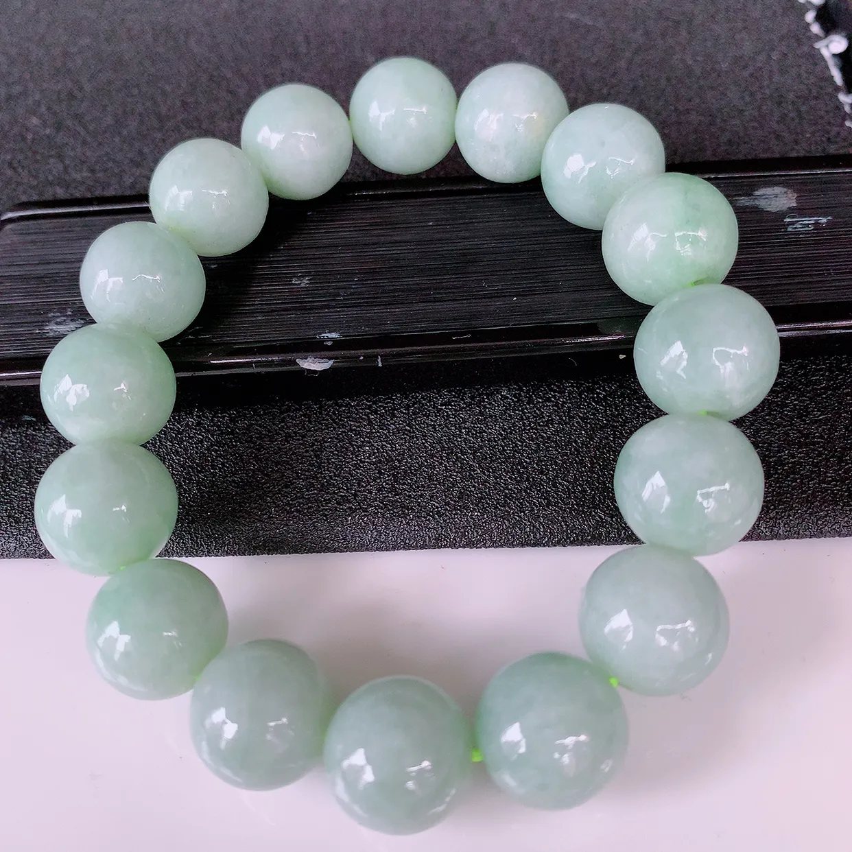 自然光实拍，大颗冰润底色翡翠手串手链， 种老水足，冰清玉润  颜色漂亮  #001.1取一尺寸13.5mm