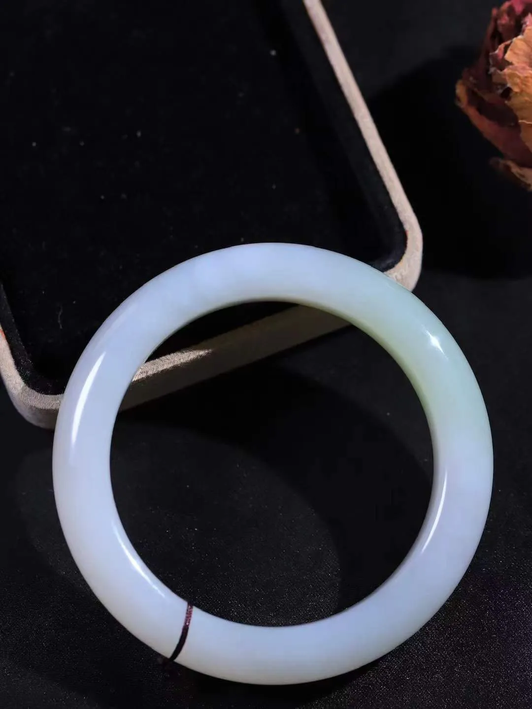 【婉约佳人.手镯】

精品和田玉三色手镯 玉质温润细腻 油性十足 手感舒适，高华雅逸，线条流畅，简约大气，美自天成，素雅高贵。佩戴于腕间，婉约之美，举手投足间透出那份低调奢华。重63.8克 内径55.5mm  尺寸12.7-9.7mm   FDA-781202133