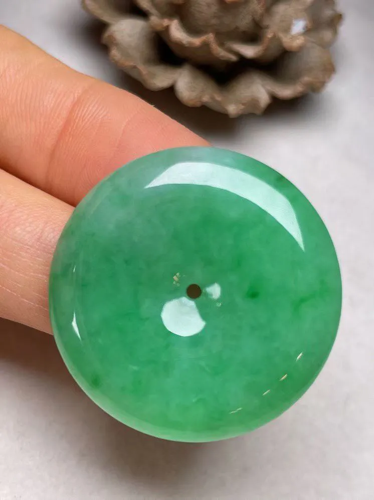 冰糯种飘绿【平安扣】吊坠，种水好、玉质细腻 ，卖相好.