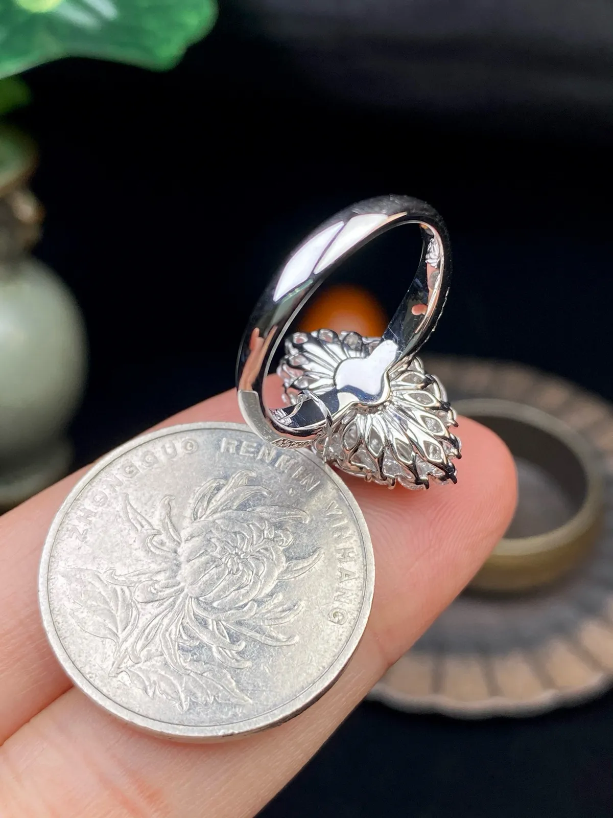 【冰种满绿马眼戒指】质地均匀细腻，冰润起光，胶感强烈，冰感明显。18K金钻精美镶嵌，裸石尺寸14.7*7.2*4.8毫米