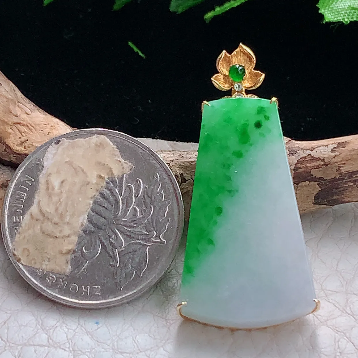 xqa实拍40.8*19*6.3缅甸翡翠精雕飘绿平字无事牌 素面牌玉吊坠 玉挂件