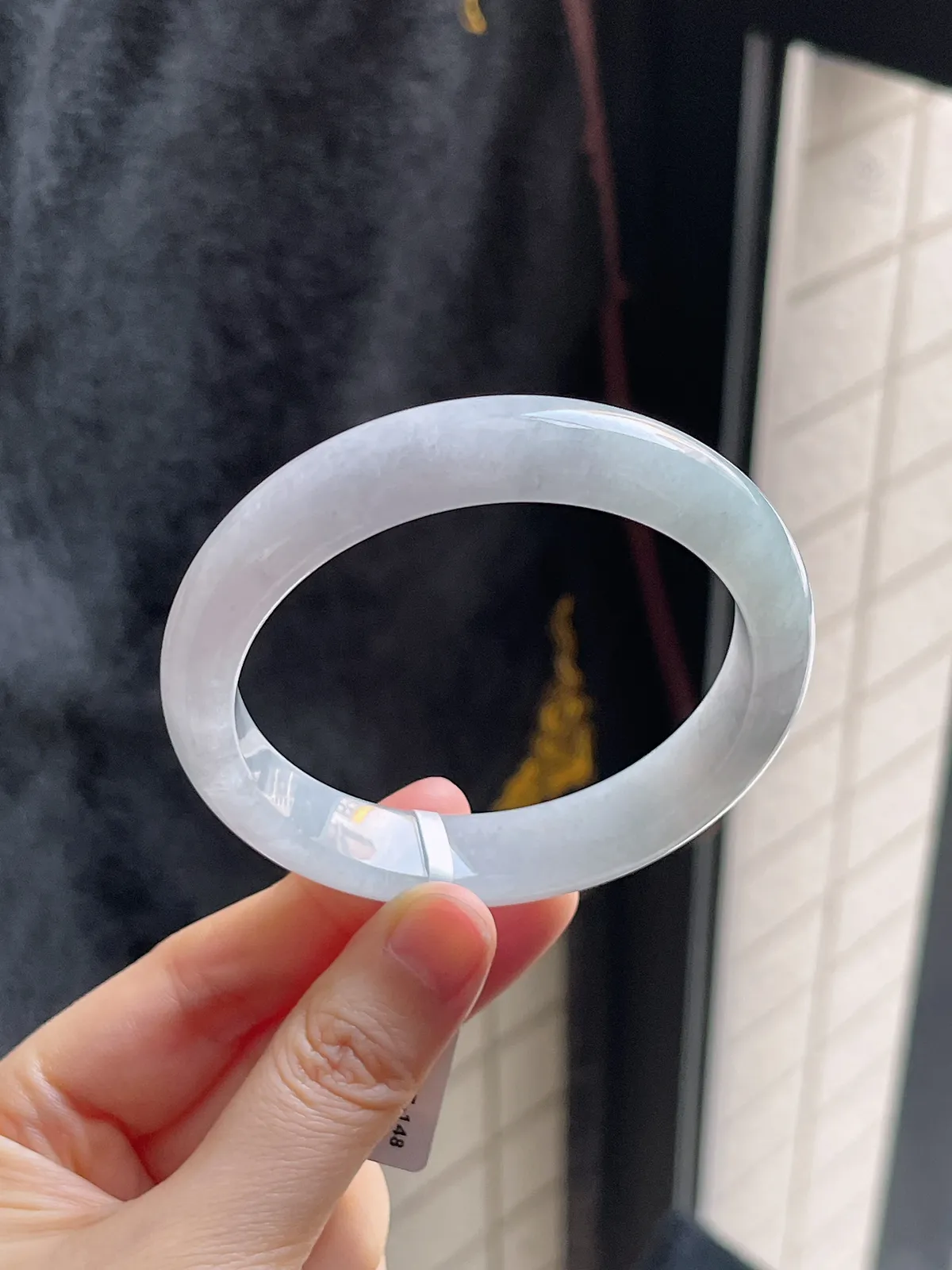 正圈57.9圈口，翡翠糯化种淡绿色手镯