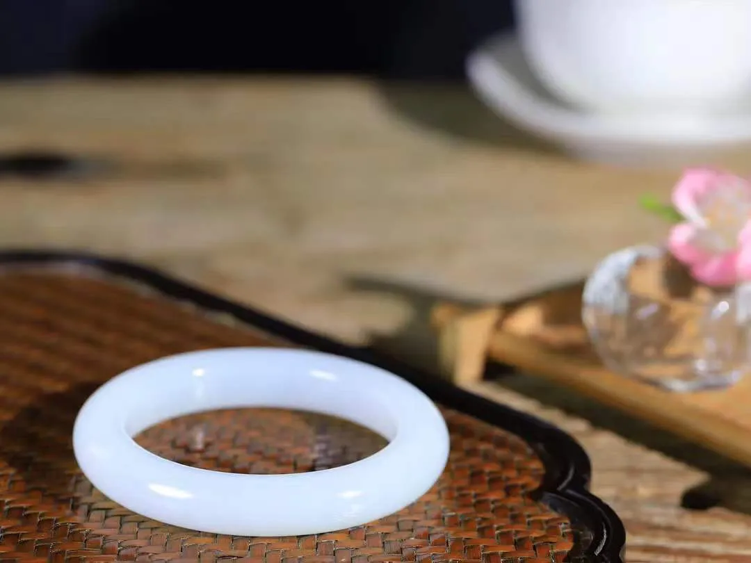 【柔情素语·手镯】

精品和田玉白玉手镯，玉质细腻温润，手感舒适，️线条流畅，简约大气，美自天