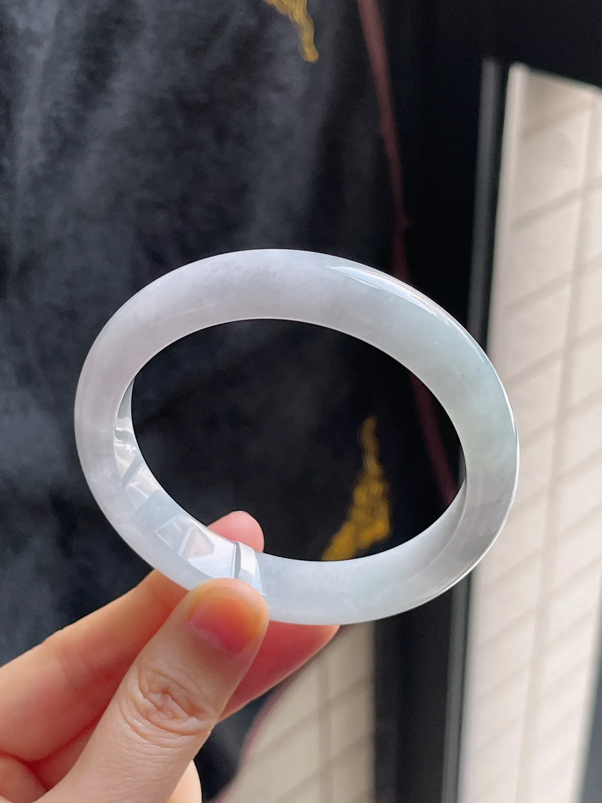 正圈57.9圈口，翡翠糯化种淡绿色手镯