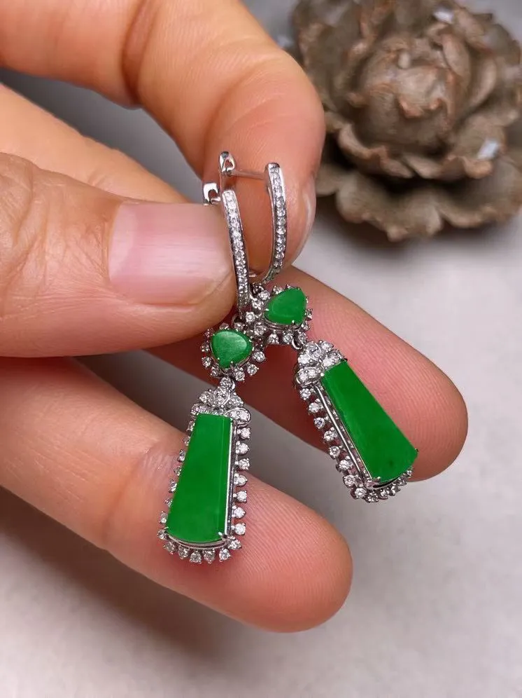 冰种阳绿无事牌耳坠、真金真钻镶嵌，种水好，玉质细腻 .裸石尺寸 12.0*6.0