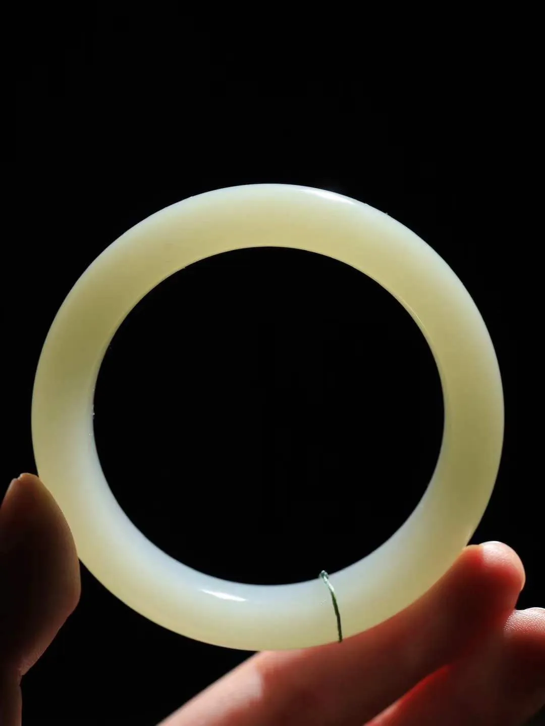 【花样年华·手镯】

精品和田玉手镯，质地油润细腻，色泽高贵典雅，镯型古朴典雅。在诗情画意的雨巷相遇，你是我腕间的一抹风情，有你眸有深情，清风荡漾湖间静水，我愿俯身低眉，在烟波涟漪处，寻你深情倩影。内径54.5mm尺寸12.5-9.5mm 重58.6克。fDL-361242288