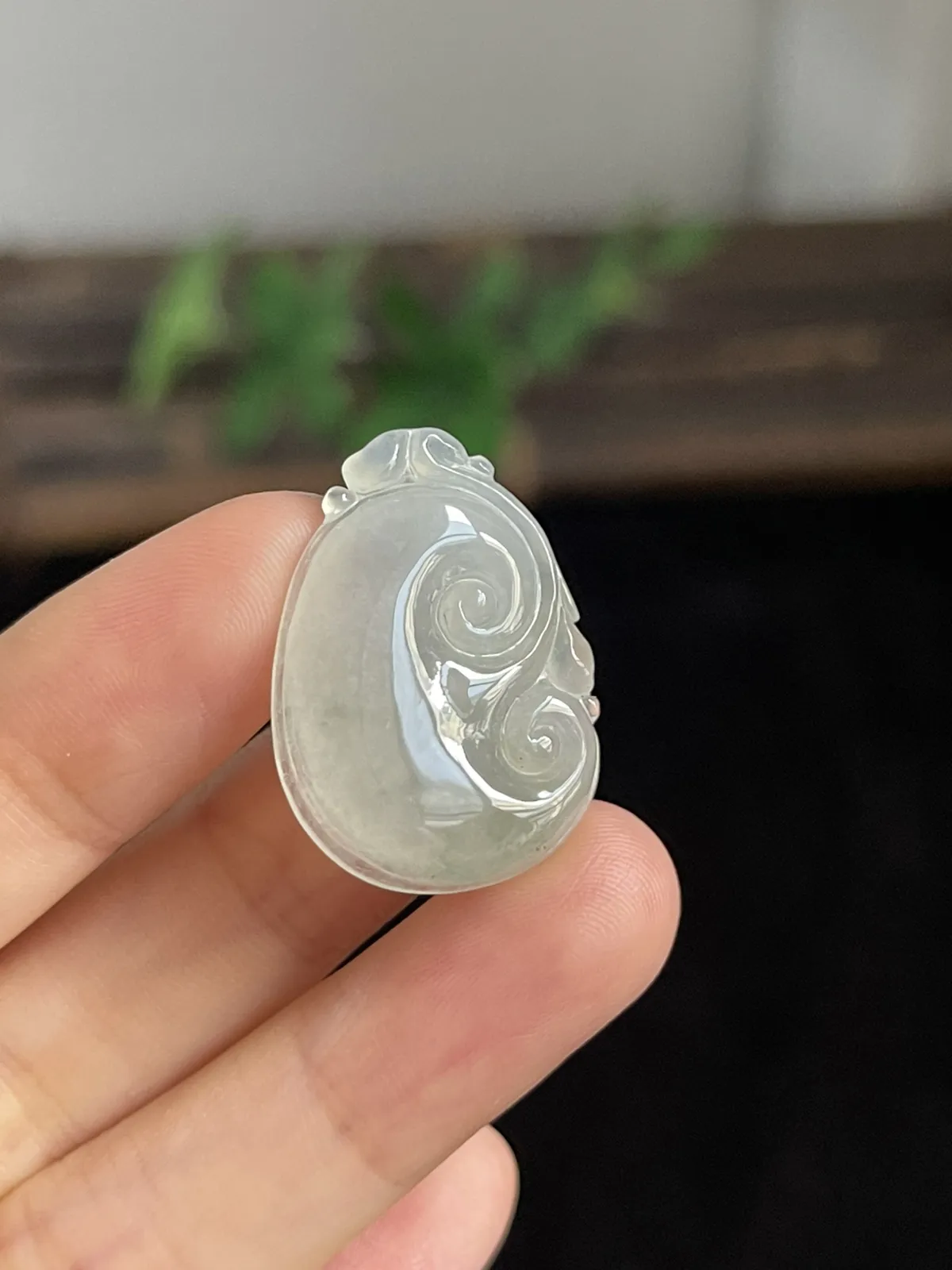 翡翠冰糯种淡绿色如意