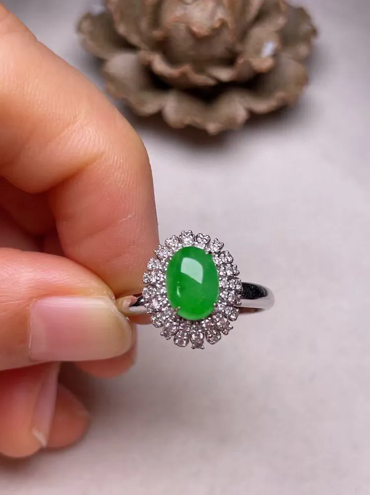 冰种阳绿蛋面戒指、真金真钻镶嵌，种水好，玉质细腻 .裸石尺寸 7.7*5.5
