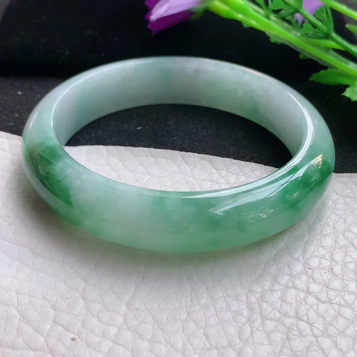 xh自然光57.5*13.5*8.5平安镯 翡翠玉手镯飘绿宽边玉手环 美人镯