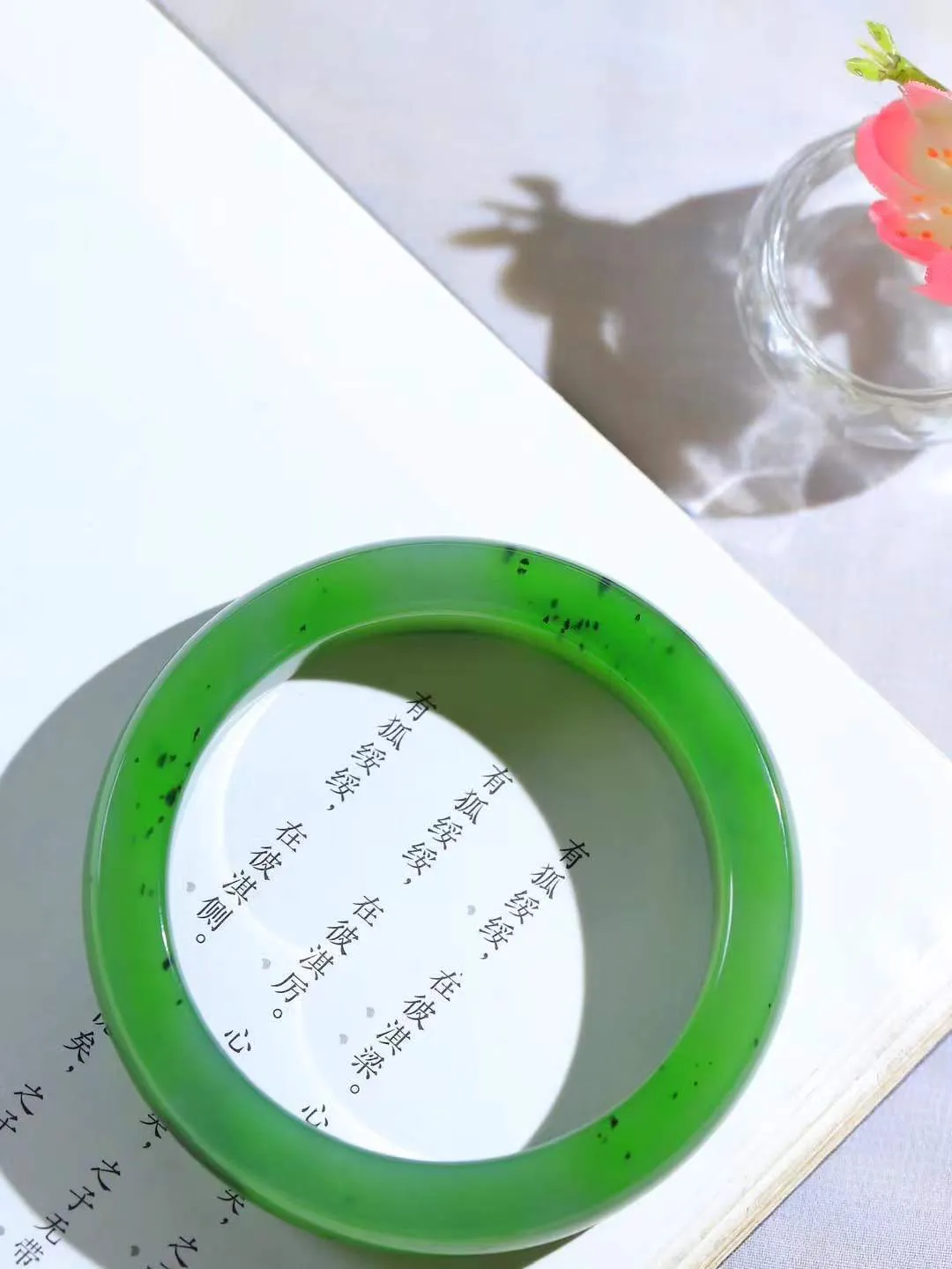 【碧波流转·手镯】

精品️和田玉碧玉手镯，玉质细腻温润，手感舒适，️线条流畅，简约大气，美自天成，佩戴于腕间，婉约之美，举手投足间透出那份低调奢华，醉人心扉。
重82.4克 内径圈口61mm  尺寸13.3-10.2mm  FDT-111252133