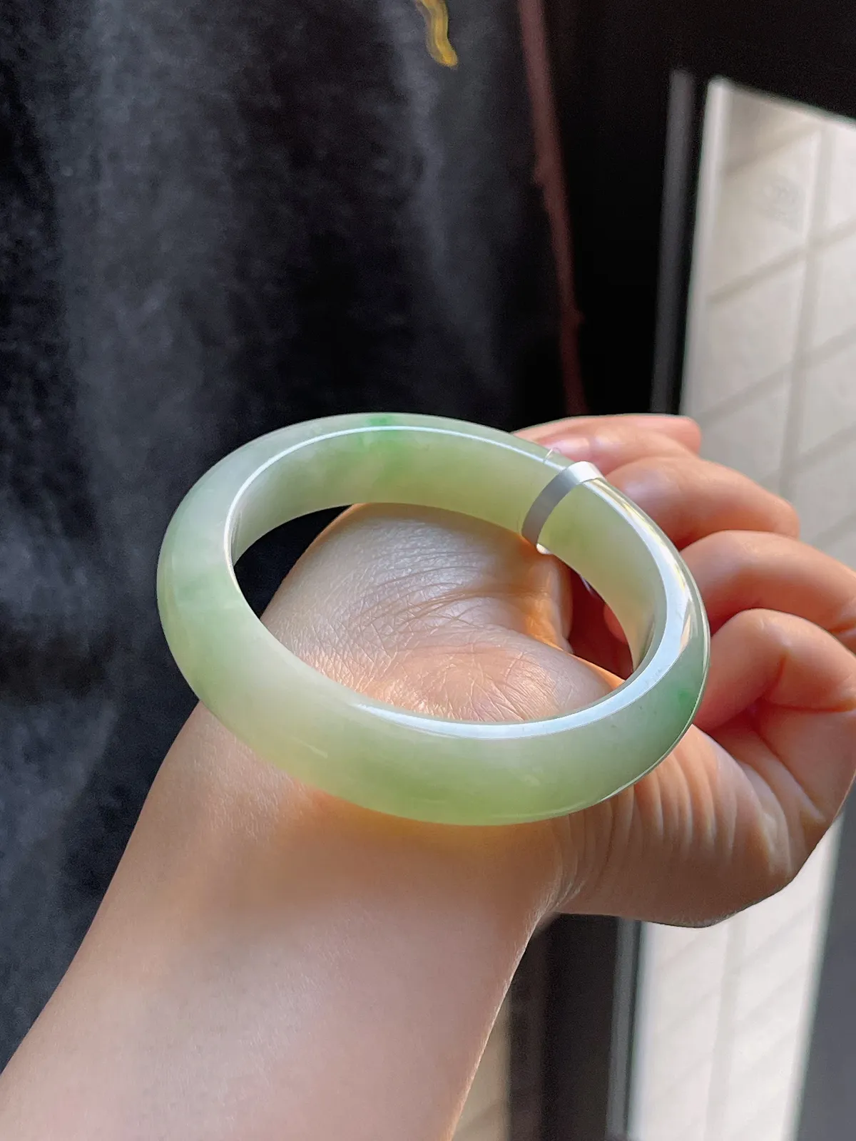 正圈54圈口，翡翠糯化种淡绿色手镯