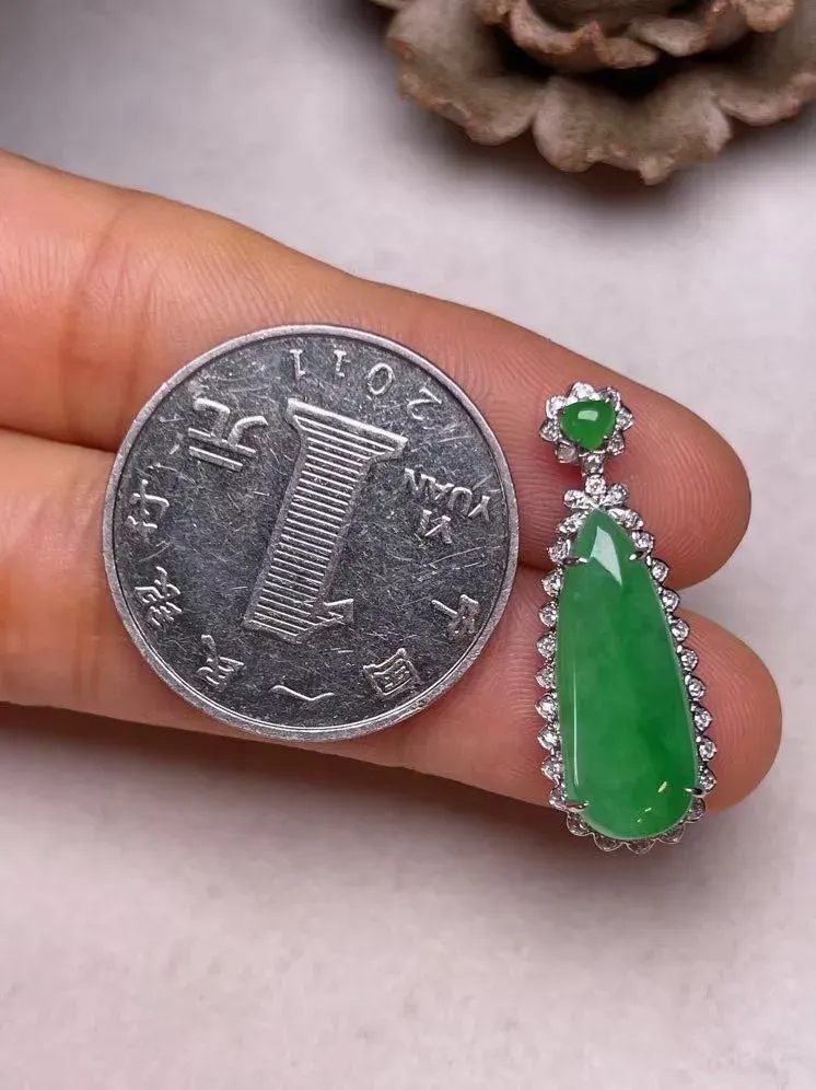 冰糯种满色福瓜吊坠、真金真钻镶嵌，种水好，玉质细腻 .裸石尺寸 19.3*8.0