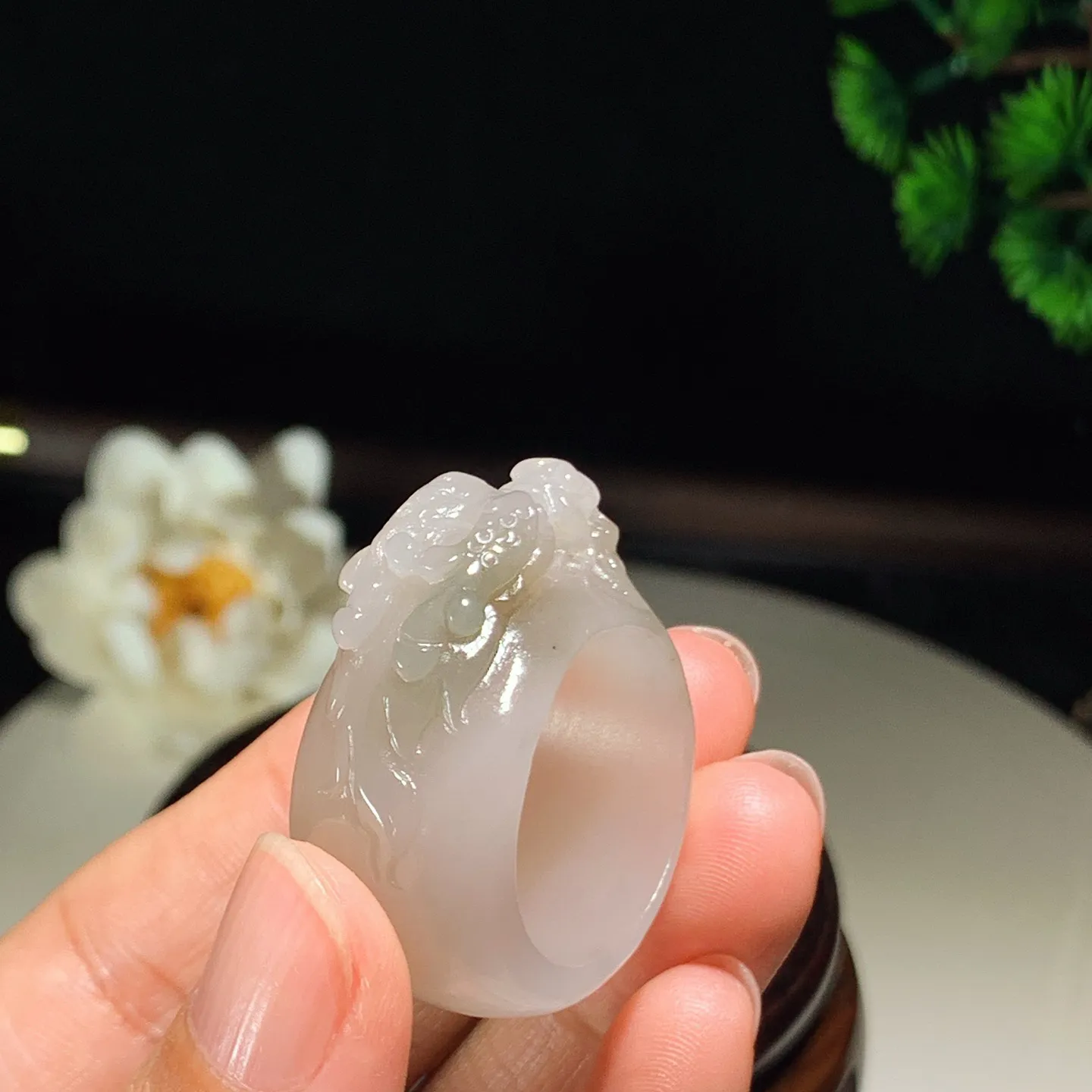 和田玉白玉龙佑一方扳指 内径23尺寸37/38/16重18克。玉质细腻油润。手推出油。佩戴高端典雅。lt251222