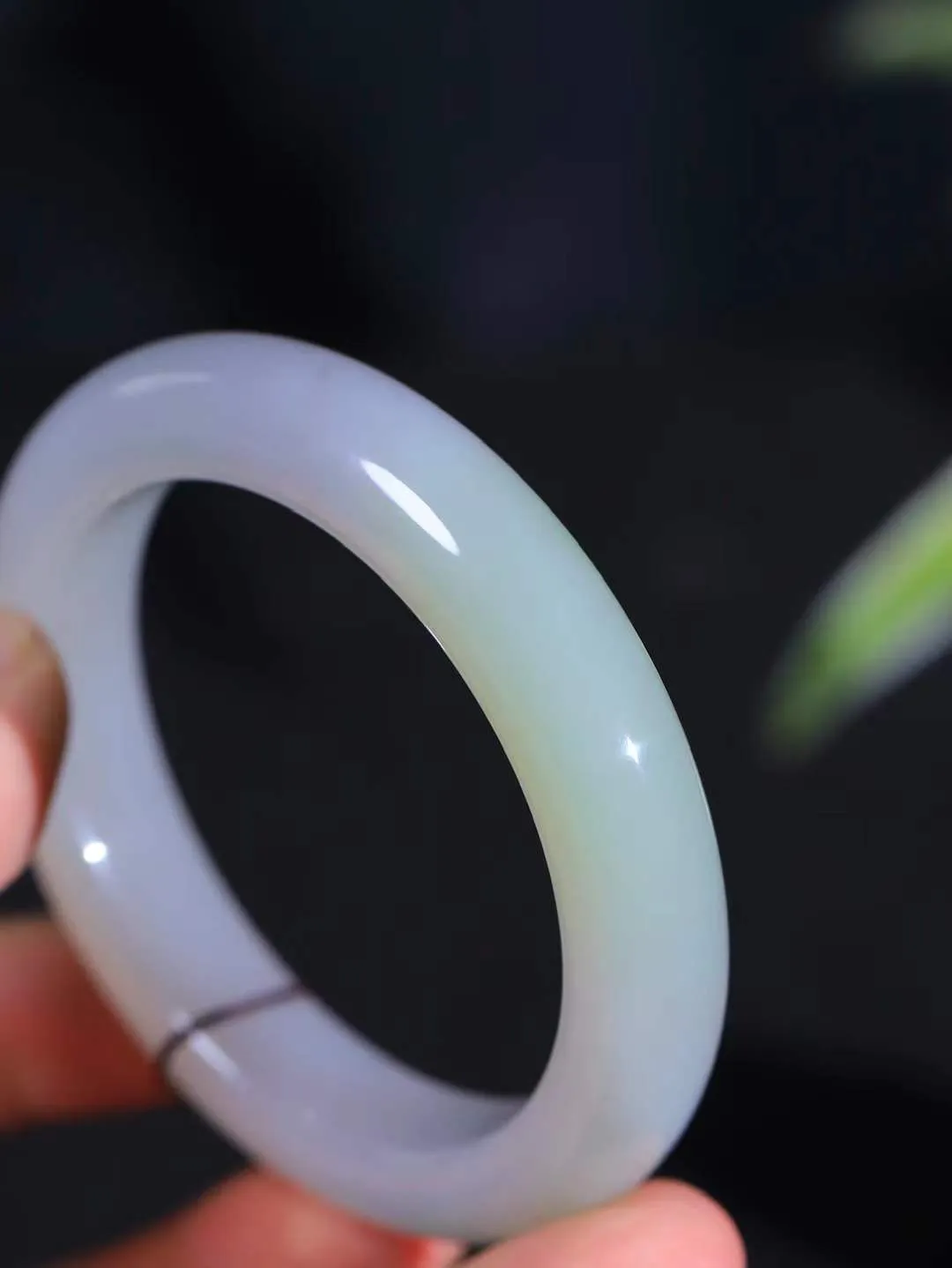 【婉约佳人.手镯】

精品和田玉三色手镯 玉质温润细腻 油性十足 手感舒适，高华雅逸，线条流畅，简约大气，美自天成，素雅高贵。佩戴于腕间，婉约之美，举手投足间透出那份低调奢华。重63.8克 内径55.5mm  尺寸12.7-9.7mm   FDA-781202133