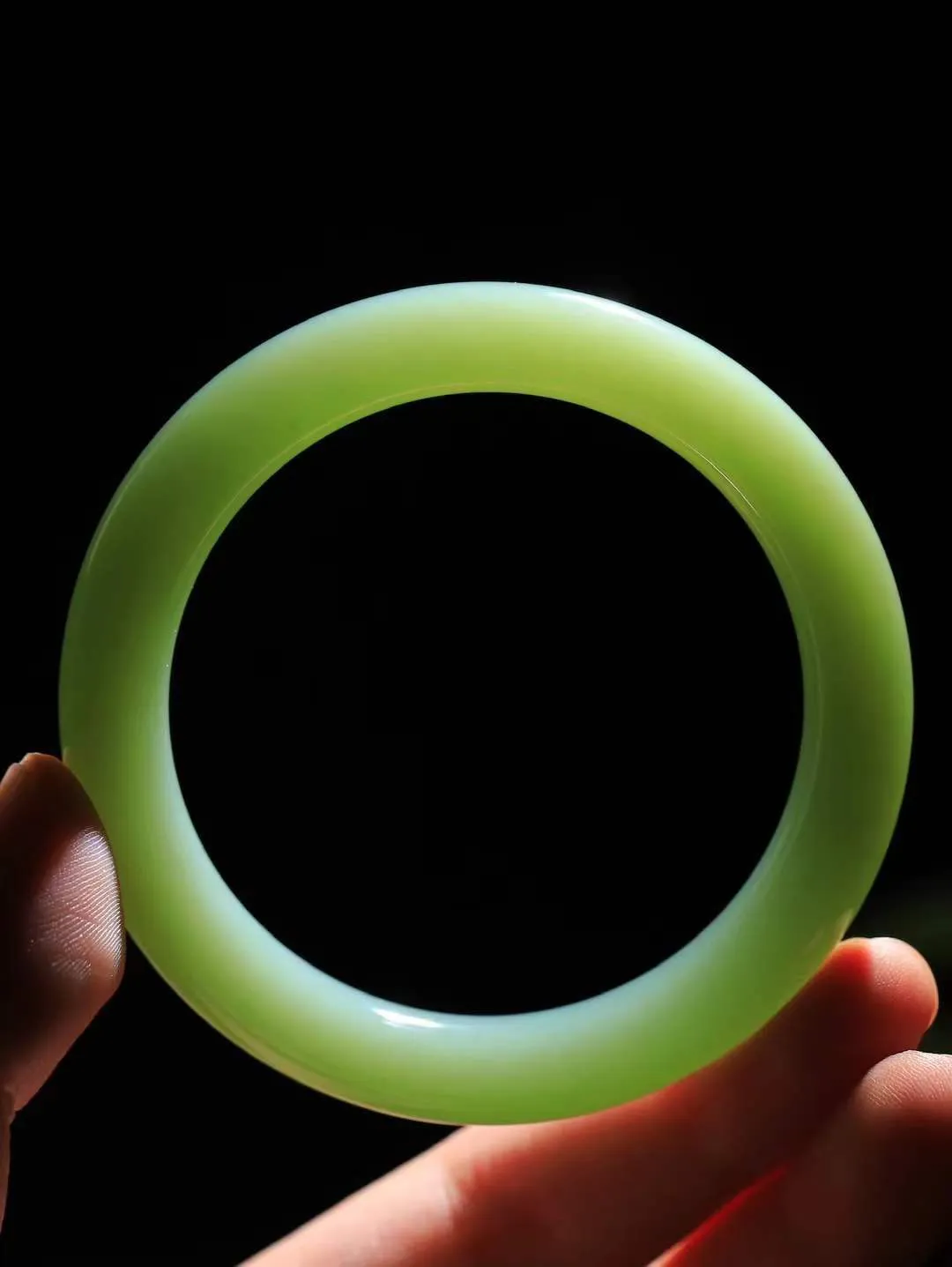 【碧波流转·手镯】

精品和田玉碧玉圆条手镯，玉质细腻温润，手感舒适，️线条流畅，简约大气，美自天成，佩戴于腕间，婉约之美，举手投足间透出那份低调奢华，醉人心扉。
重46.7克 内径圈口56.5mm 尺寸9.5-9.5mm  FDT-651202133