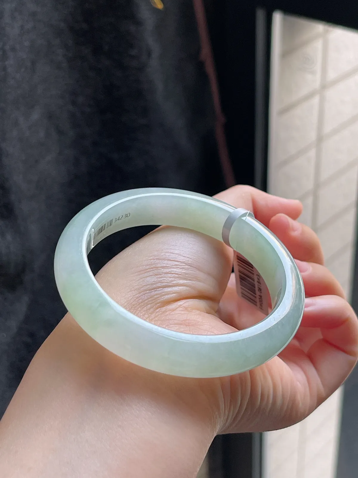 正圈56.7圈口，翡翠冰糯种淡绿色手镯