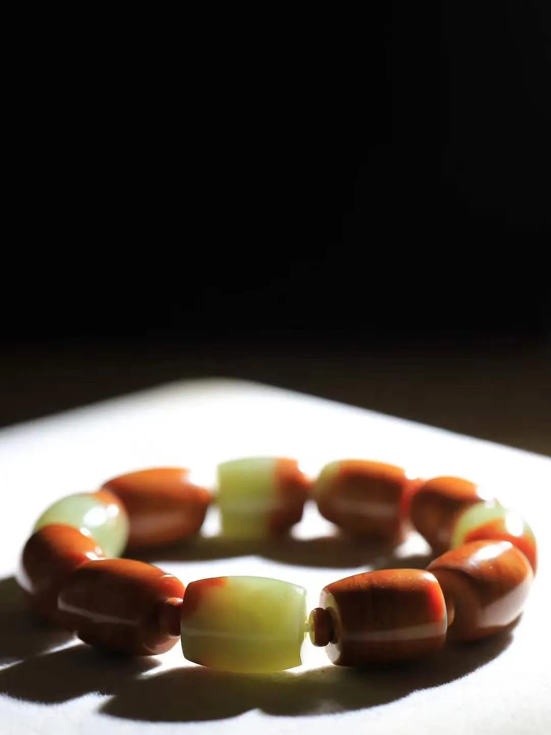 （路路通.手串）

新疆和田玉手串 玉质细糯出油，成色均匀，品相极好…
做工圆滑饱满大气。如清风拂袖，不经意间已是大美重77.89克   尺寸取一16.5-14.2mm   FDL-781201131