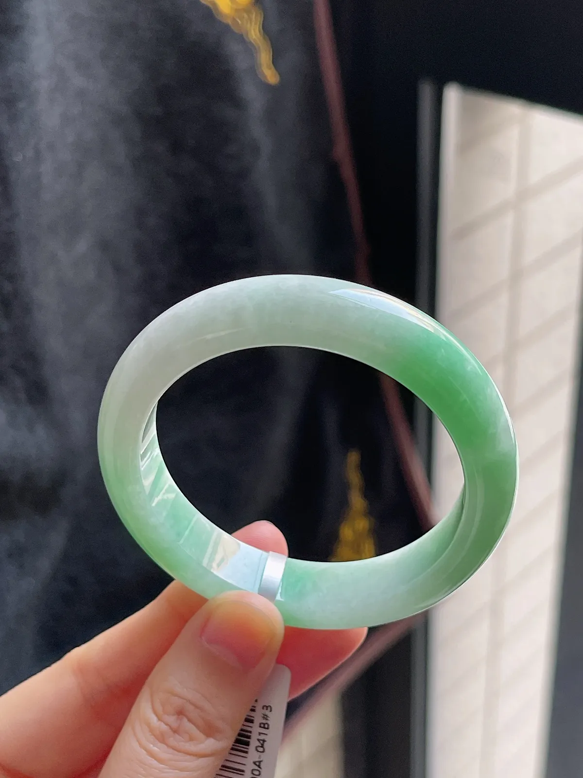 正圈51.5圈口，翡翠糯化种淡绿色手镯