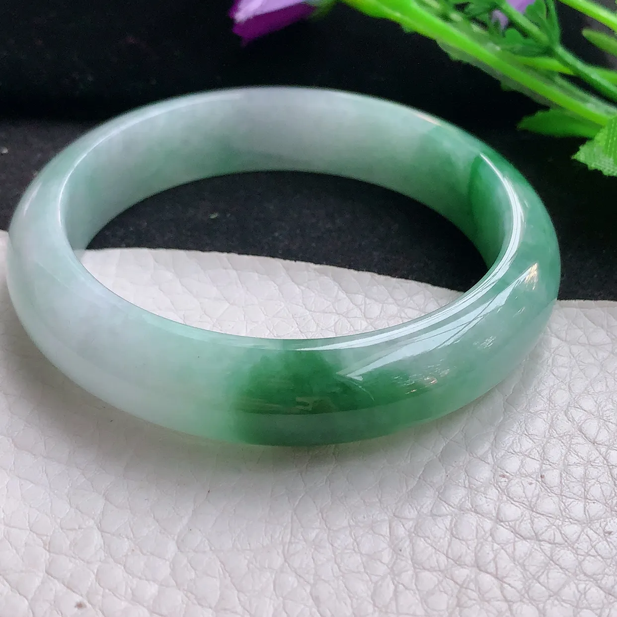 xh自然光57.5*13.5*8.5平安镯 翡翠玉手镯飘绿宽边玉手环 美人镯