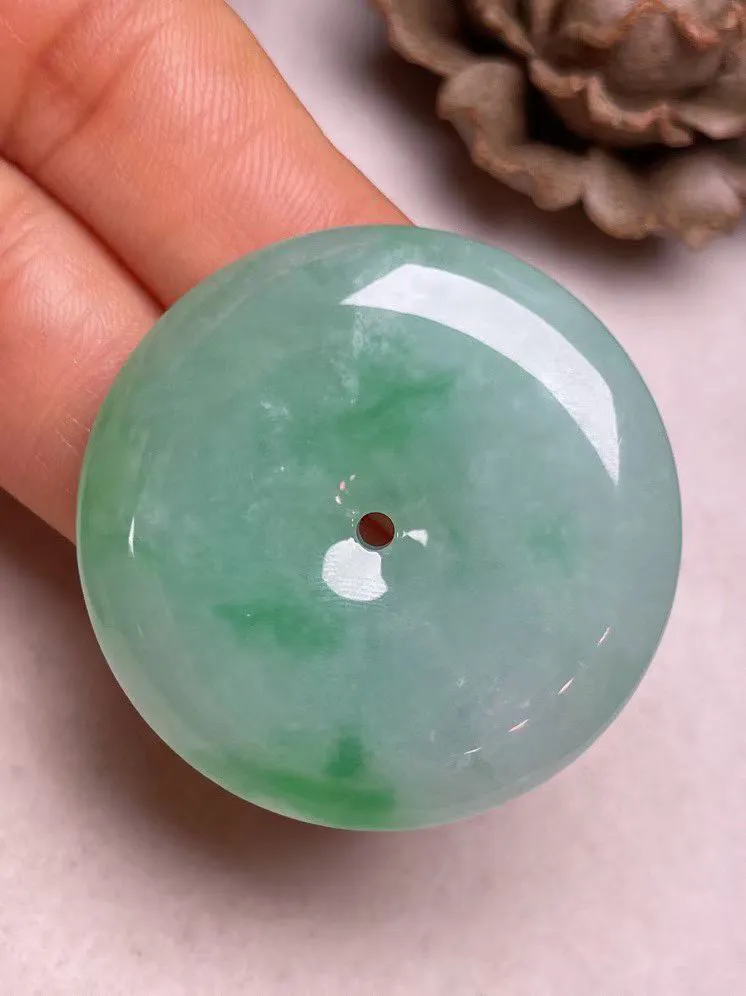 冰糯种飘绿【平安扣】吊坠，种水好，玉质细腻 ，卖相好.