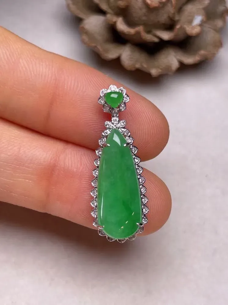 冰糯种满色福瓜吊坠、真金真钻镶嵌，种水好，玉质细腻 .裸石尺寸 19.3*8.0